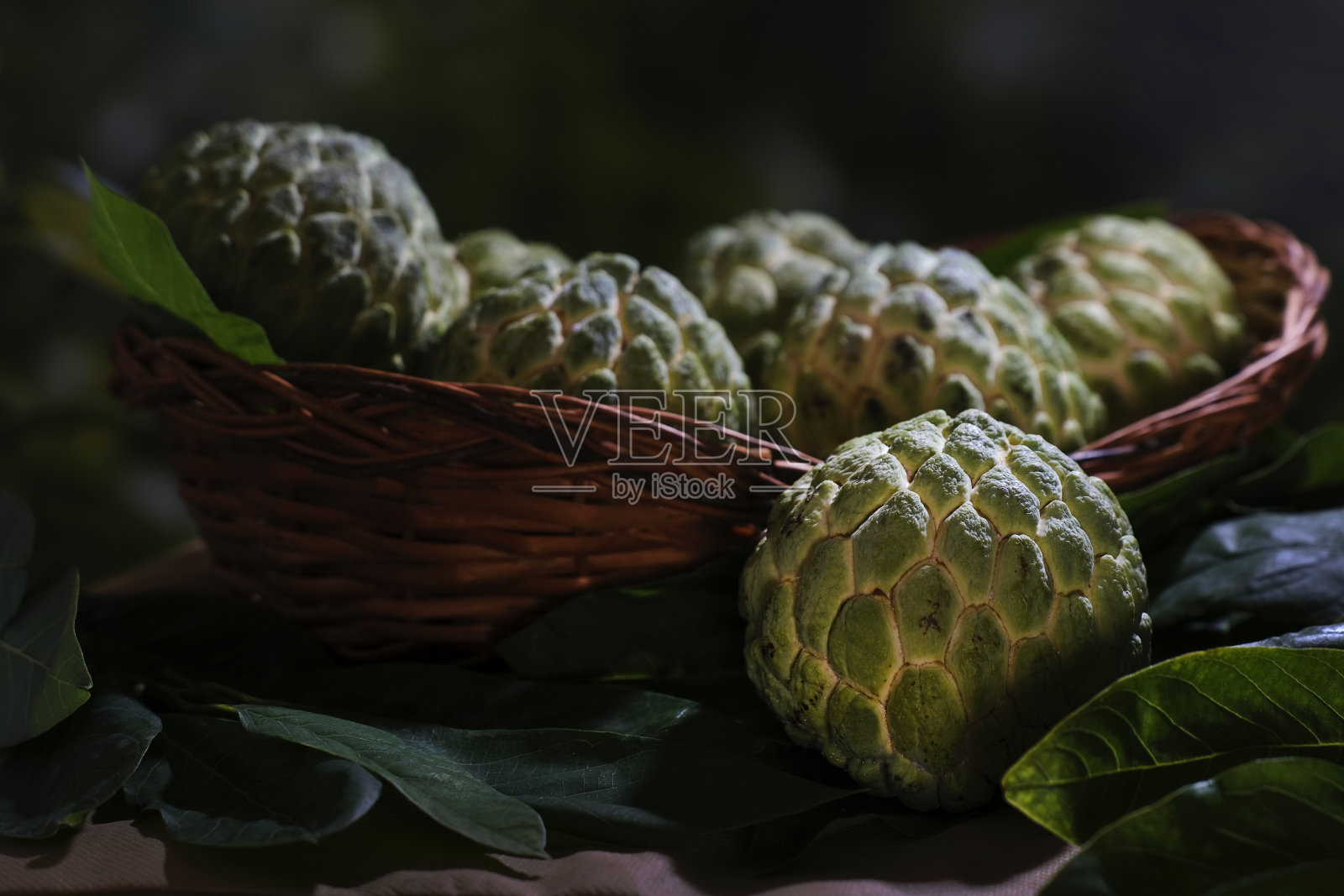 蛋奶苹果或糖苹果装在篮子里,绿叶,健康的水果。照片摄影图片