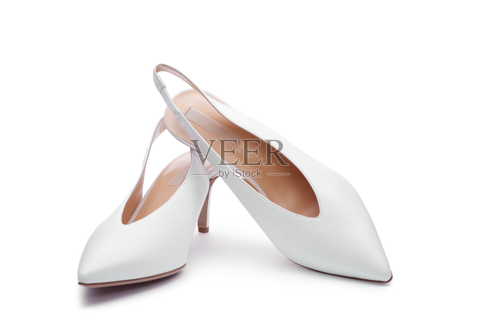 经典优雅的白色开背高跟鞋孤立在白色的背景。卖鞋理念,卖鞋给新娘照片摄影图片