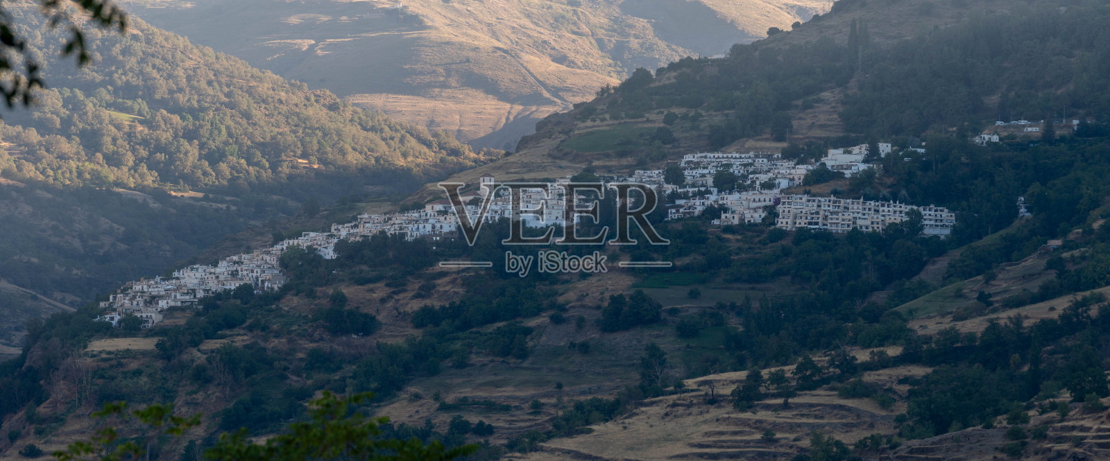 内华达山脉山坡上的Capileira村庄照片摄影图片