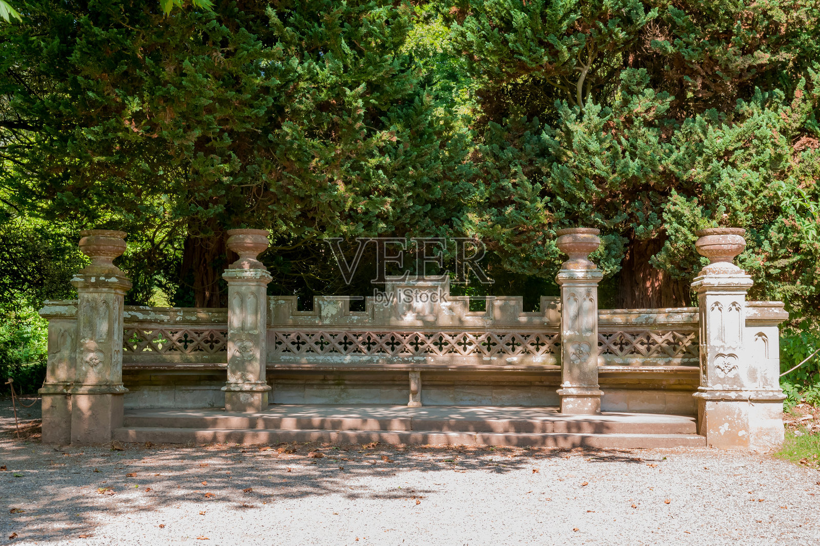 花园中的石凳,以春天为背景。照片摄影图片