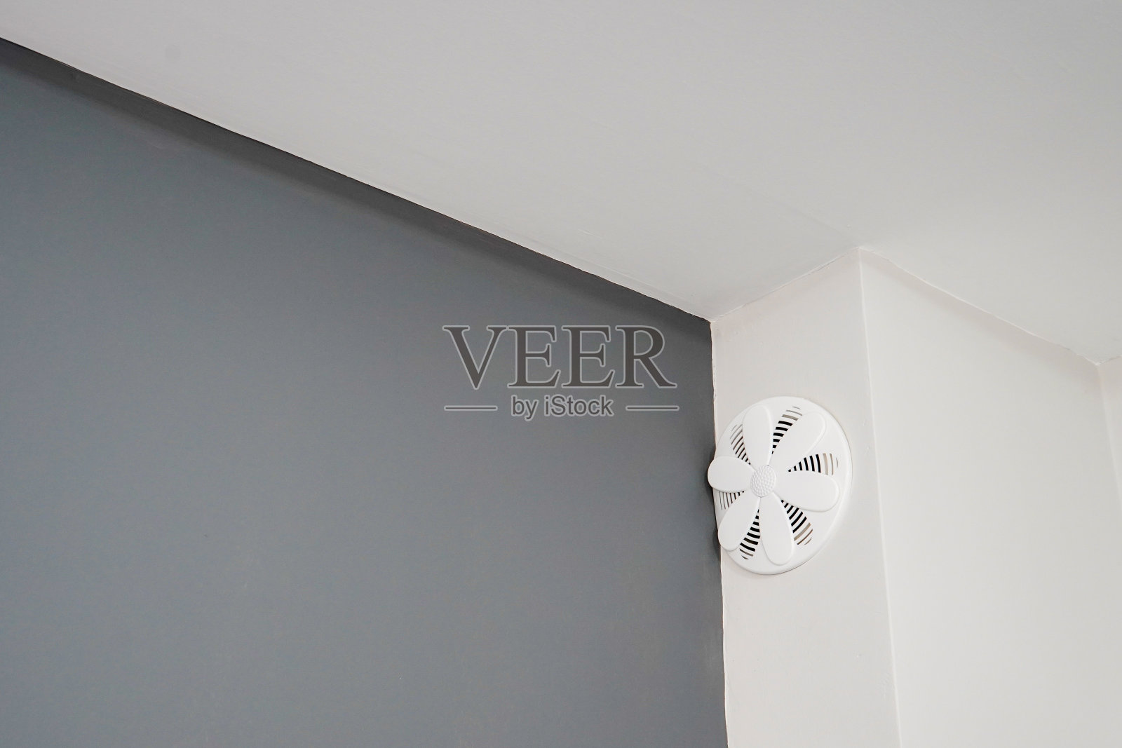 圆形通风管加热炉和烟囱孔盖在墙角上照片摄影图片