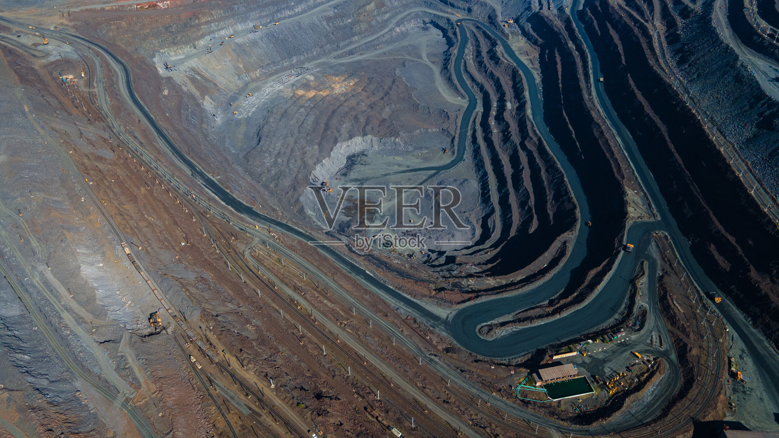 巨大的铁矿采石场铁矿采石场俯视图航空照片拍摄。照片摄影图片