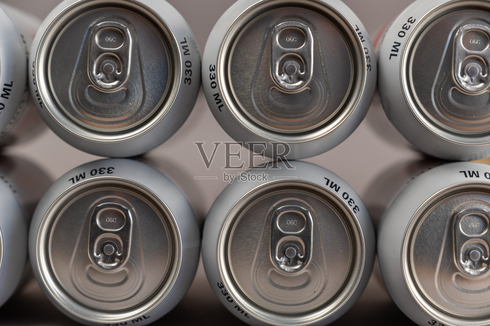 全锡罐的几何组成。独立的圆柱形银质饮料容器。特写镜头。有选择性的重点。照片摄影图片