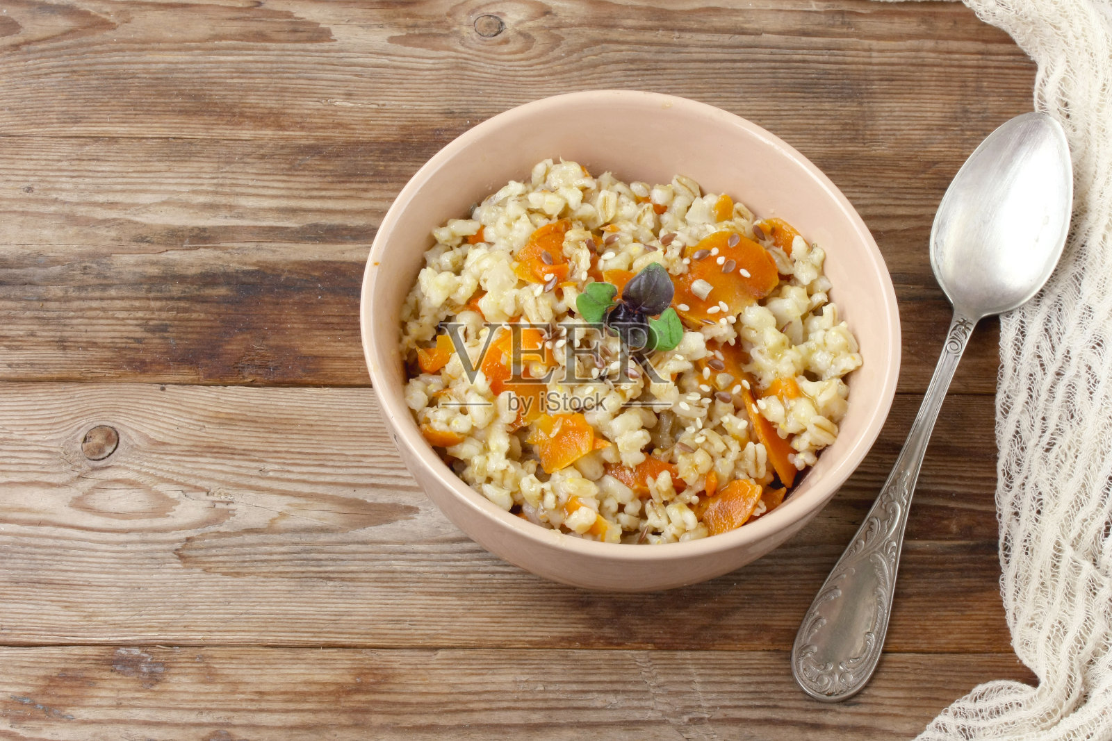 一碗大麦粥配胡萝卜照片摄影图片