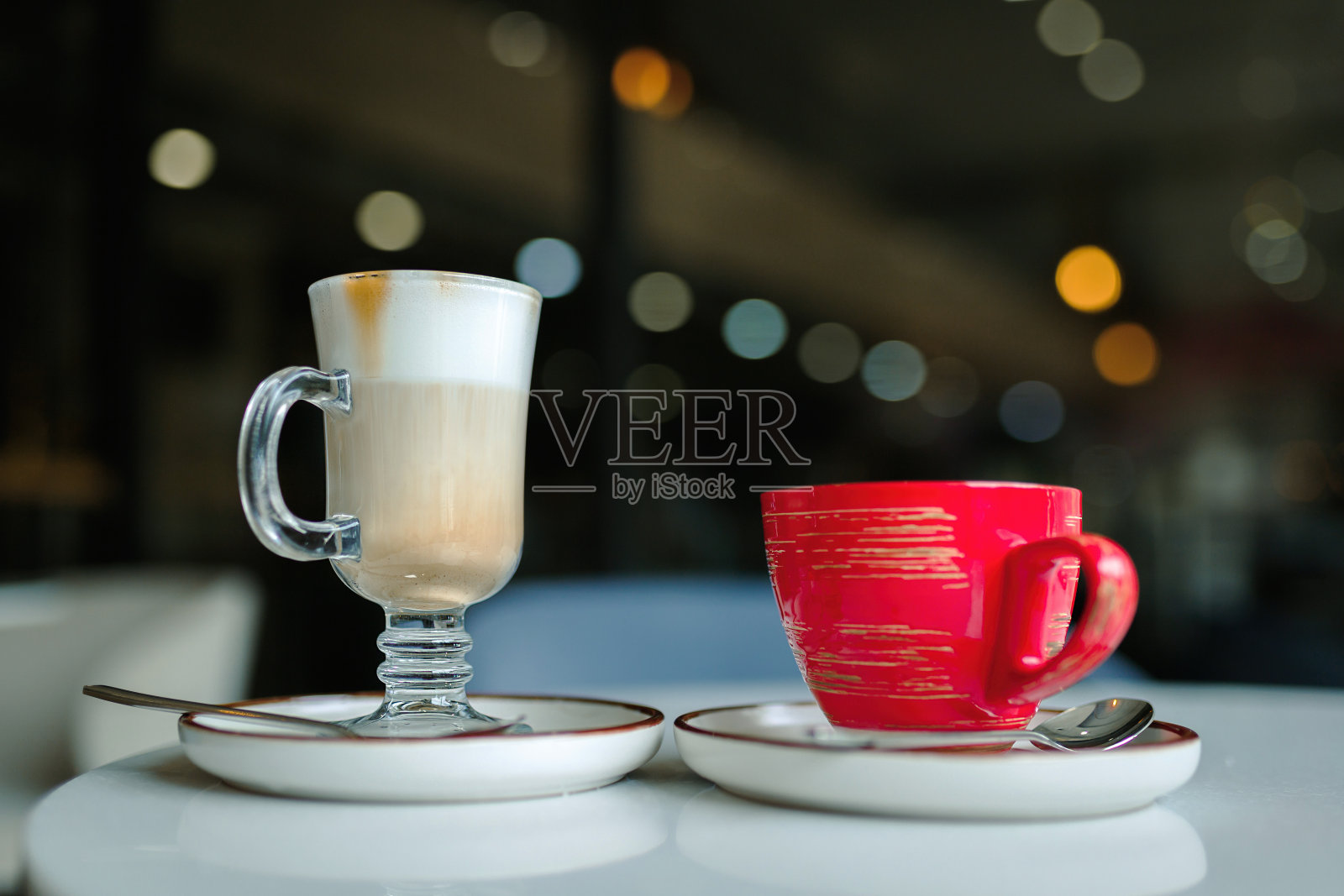 咖啡店里的一杯拿铁和一杯茶:咖啡与茶的永恒争论照片摄影图片