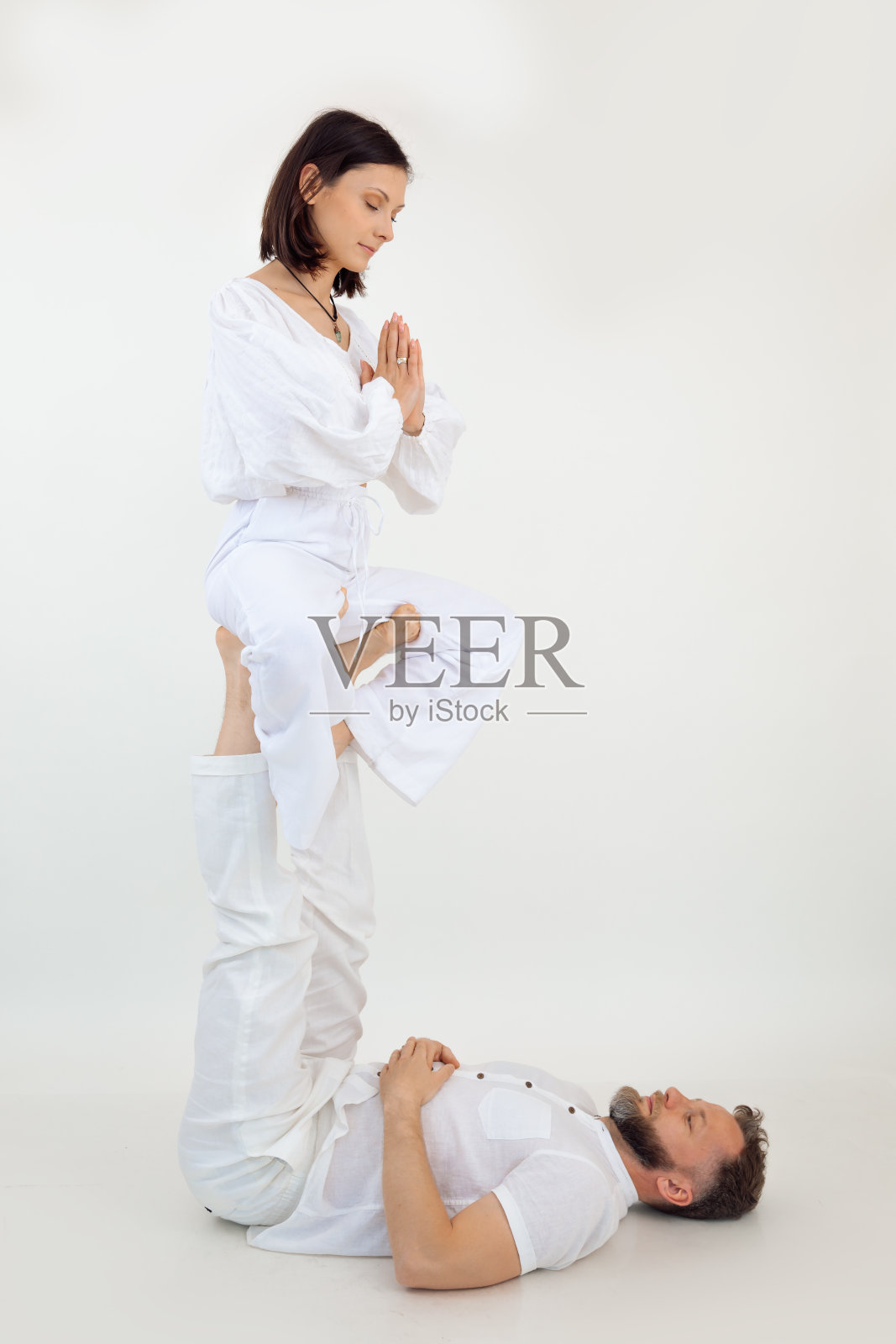 男女竖拍,全家做运动练习,普拉提,瑜伽。健康的生活方式。合十礼和禅,冥想照片摄影图片