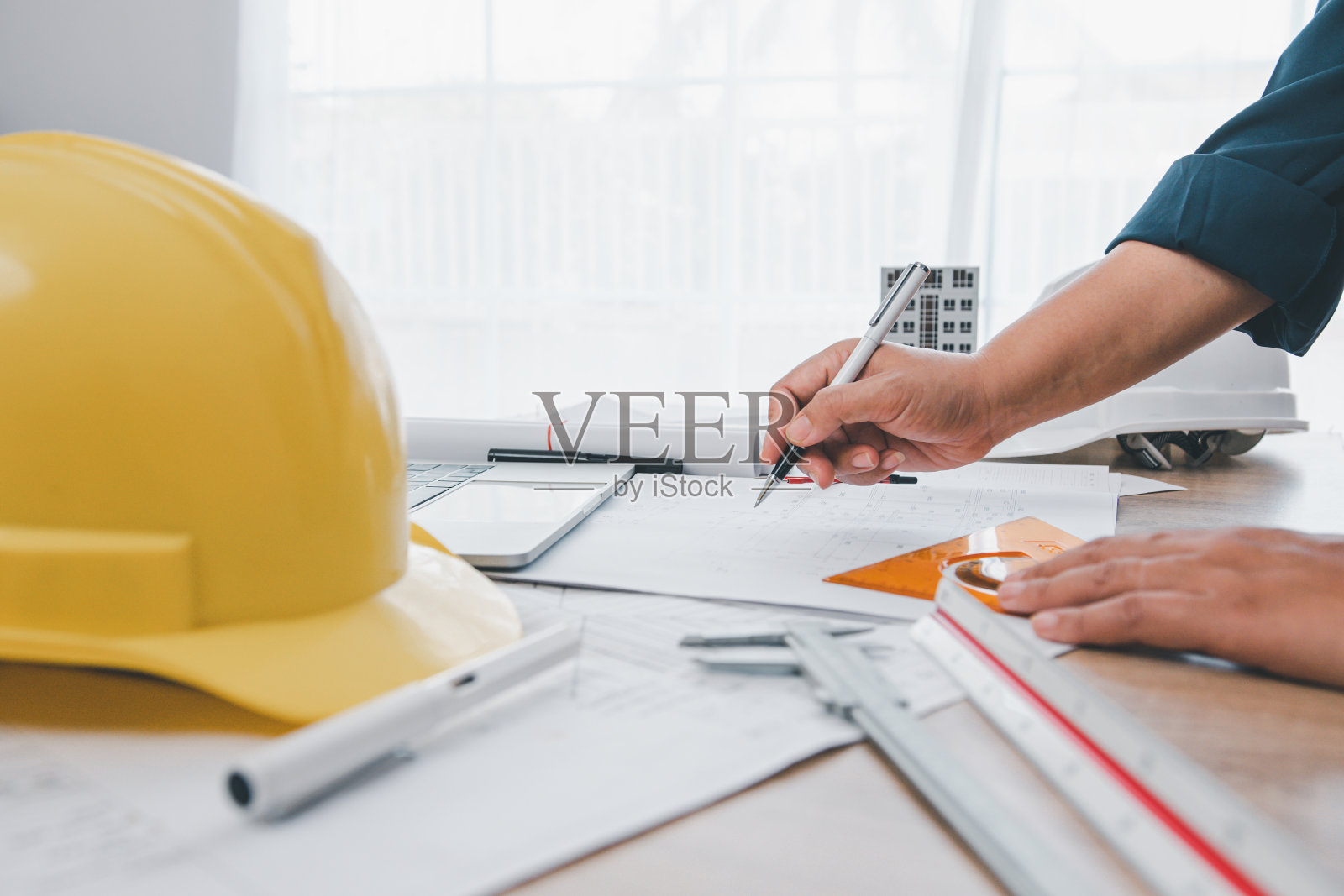 在办公室工作的工程师,负责图纸,建筑方案,建筑工程,商业施工的现场检查照片摄影图片