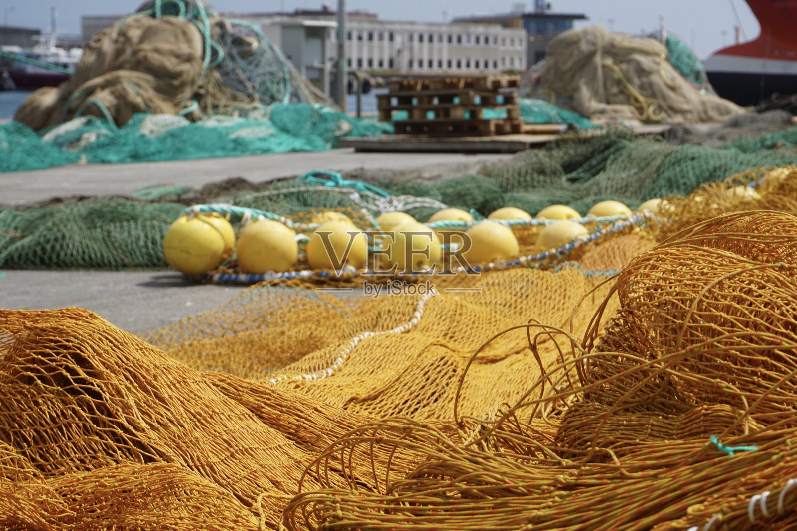 渔网。五颜六色的鱼网。渔网特写。全屏渔网。丹麦港口的渔网。照片摄影图片