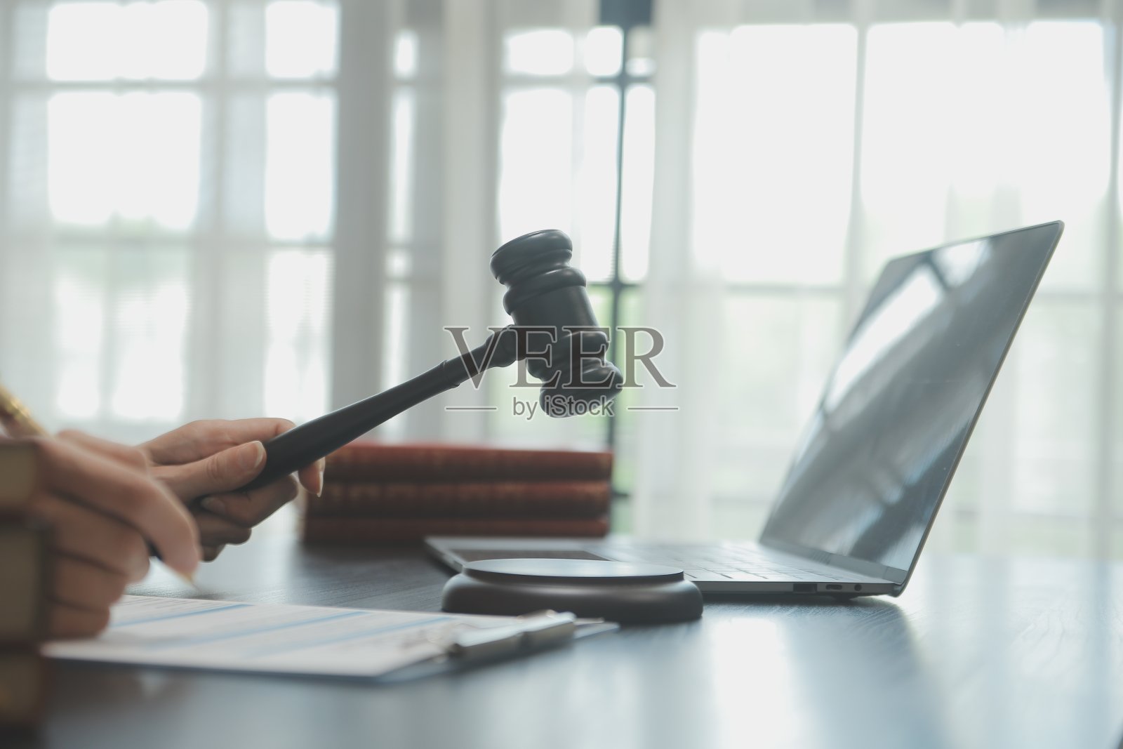 商务人士和律师们在办公室的桌子上用黄铜秤讨论合同文件。法律、法律服务、法律咨询、司法和法律概念图片具有膜纹效果照片摄影图片