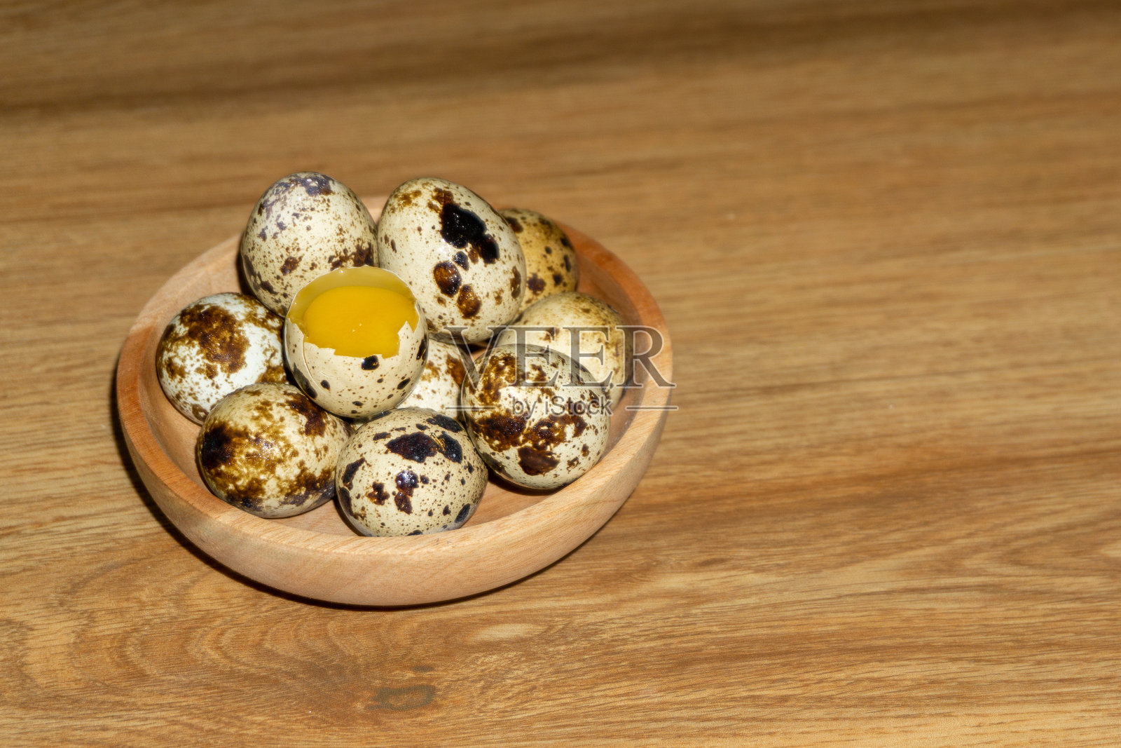 木碗里的鹌鹑蛋。照片摄影图片