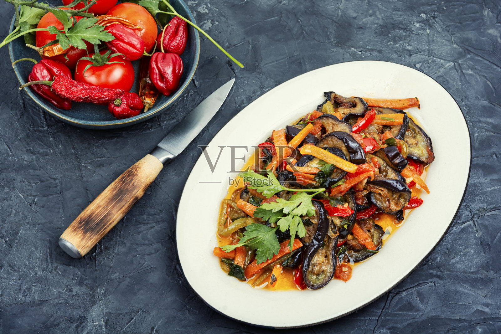 茄子炒,香菜。照片摄影图片