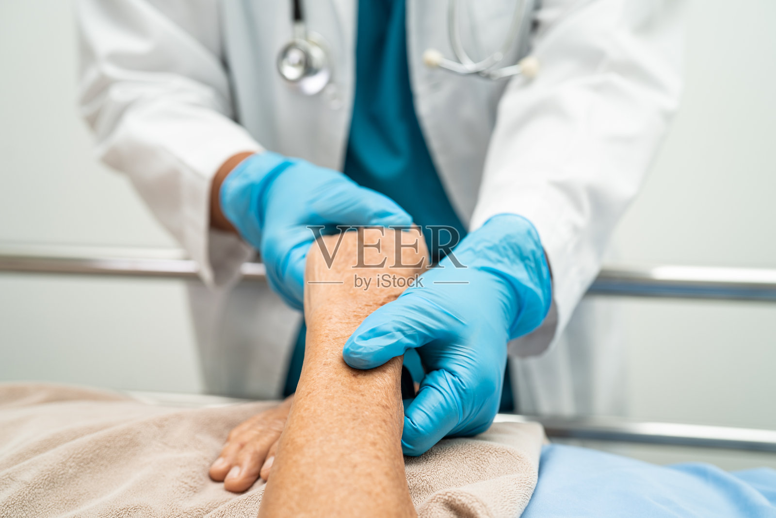 医生用听诊器对躺在医院病床上的病人进行检查,健康的医学观念很强。照片摄影图片