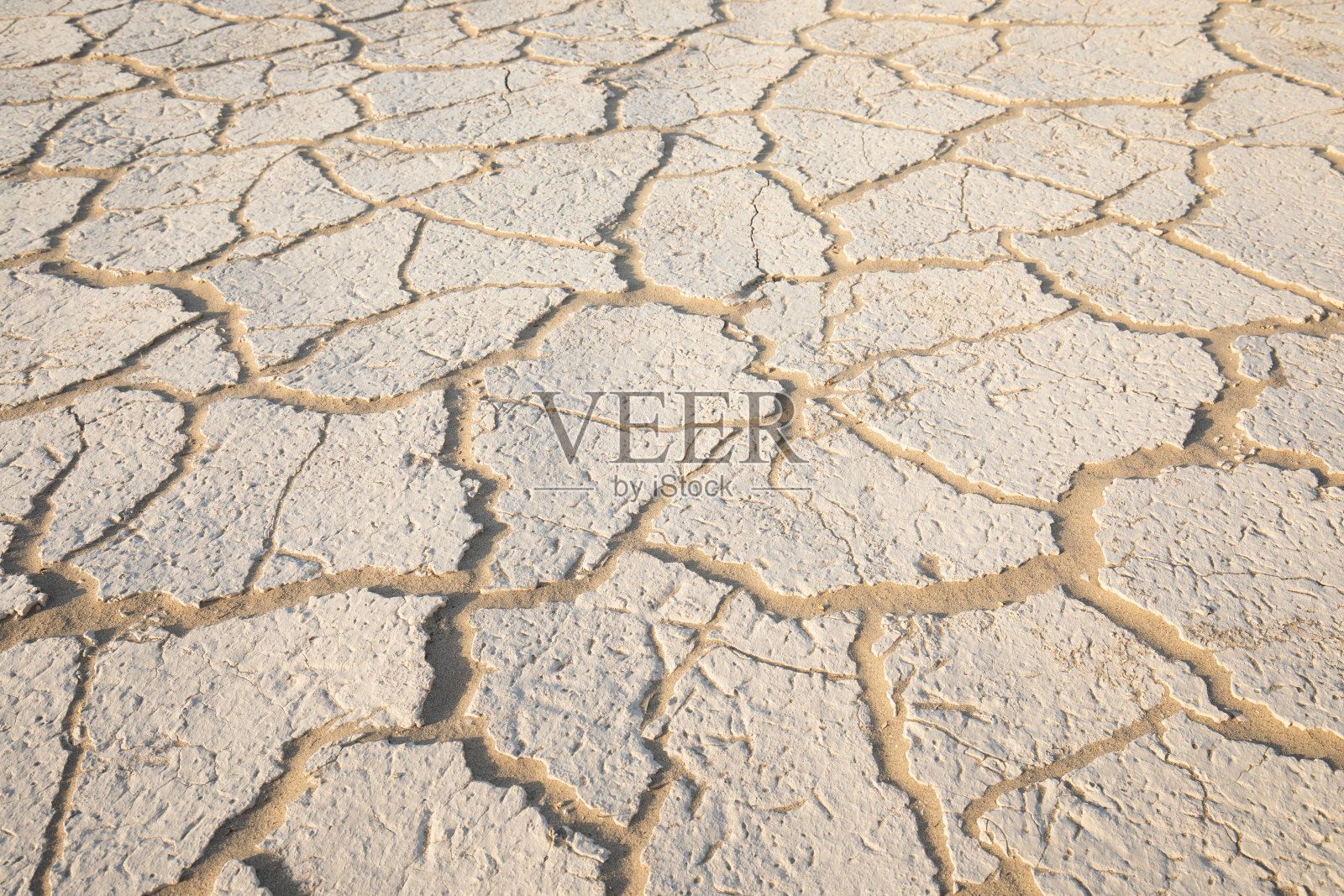 全球变暖,干旱,少雨,没有季节性,土地开裂。环境变化和全球变暖背景的概念照片摄影图片