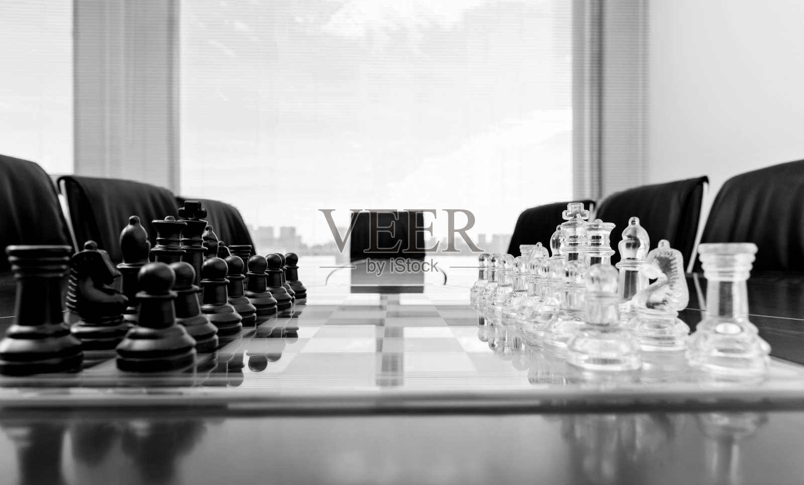 办公室桌上的棋子和棋盘照片摄影图片