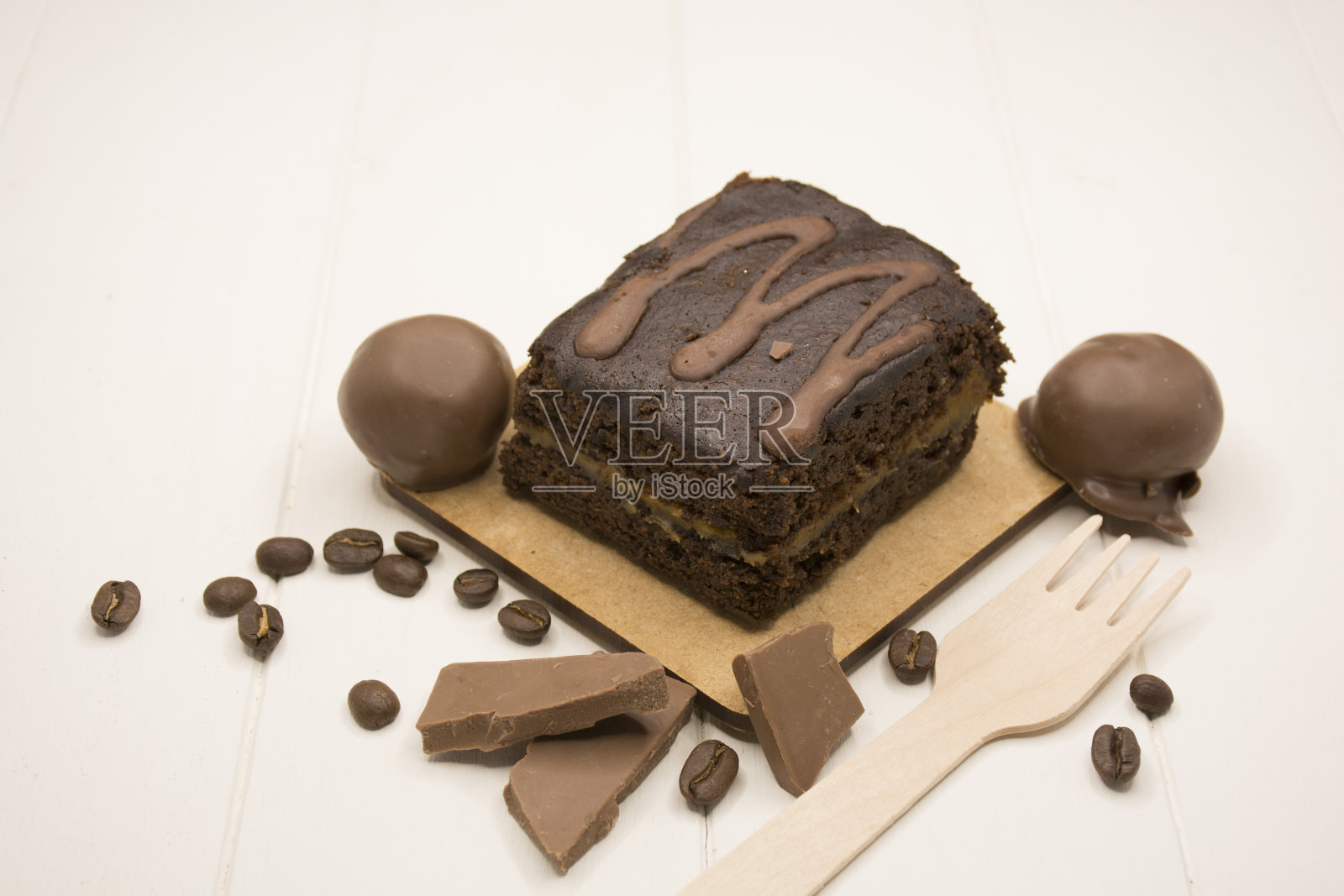 美味的巧克力布朗尼与装备照片摄影图片