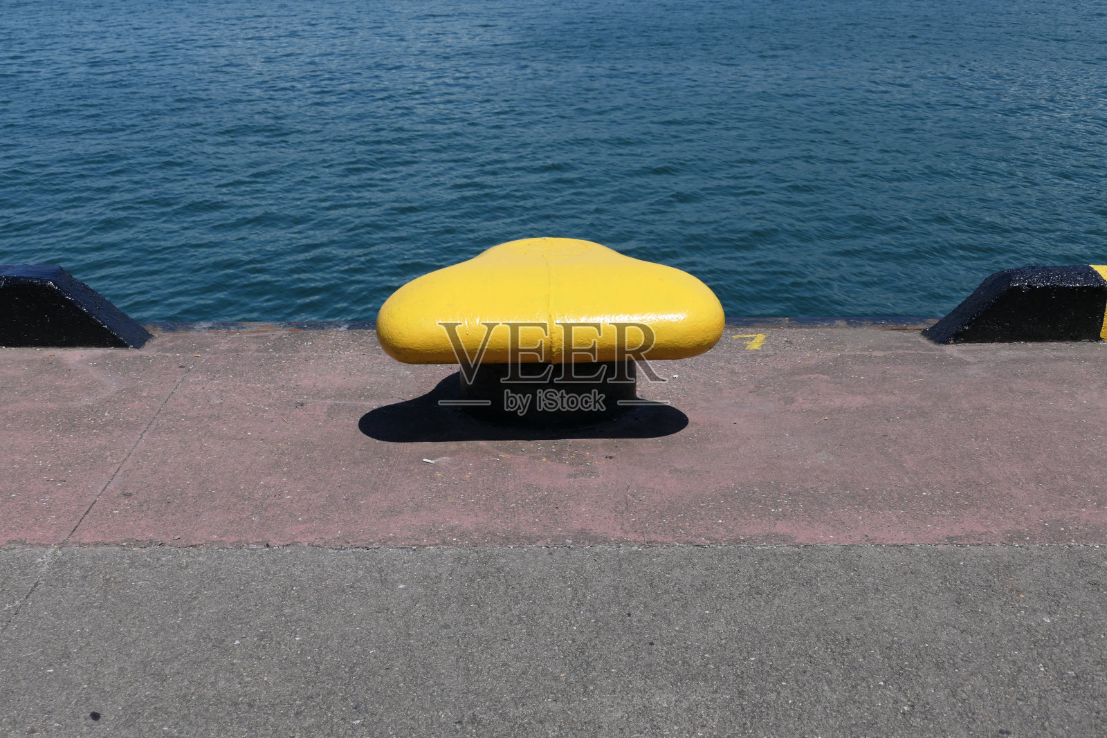 黄色系泊柱在港口照片摄影图片