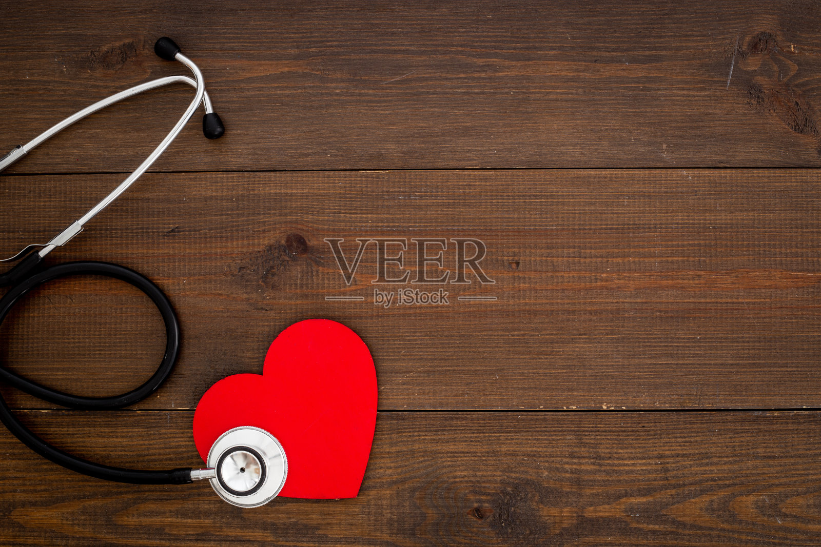 世界心脏卫生日的概念有红心和医疗听诊器照片摄影图片