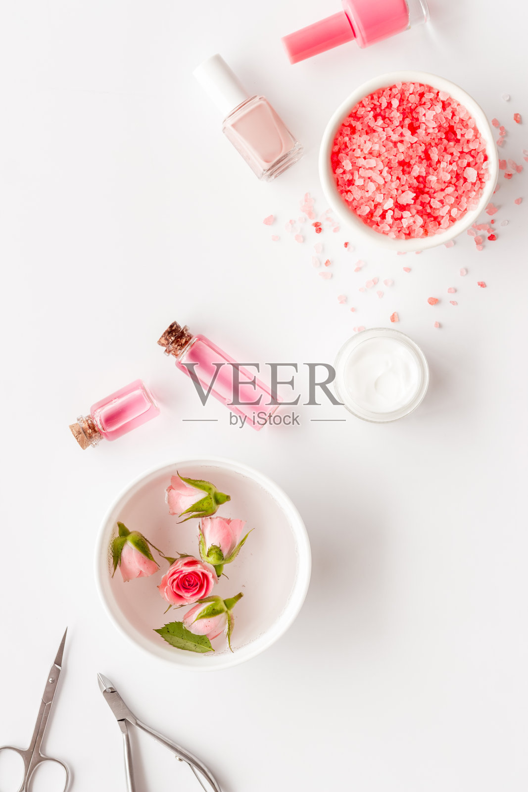 手和指甲护理套装与修甲工具和玫瑰花。照片摄影图片