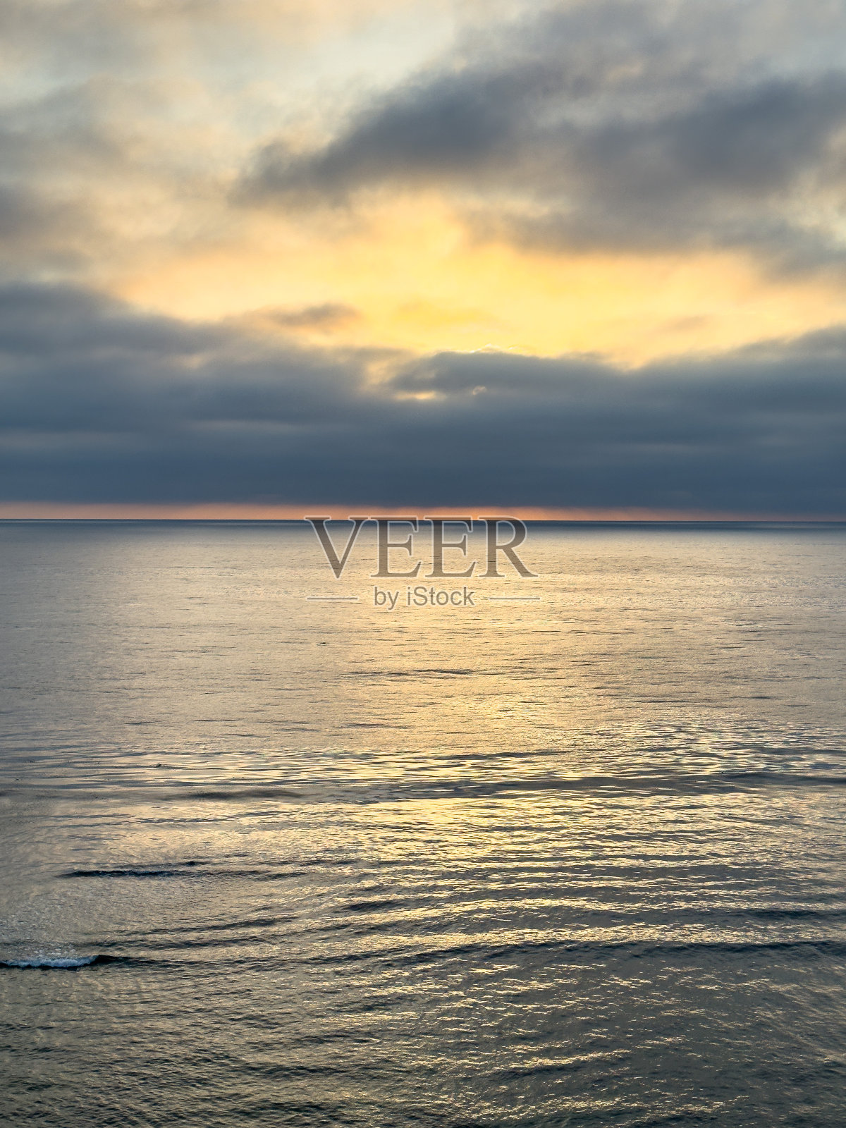 太平洋日落-彩色肖像格式照片摄影图片