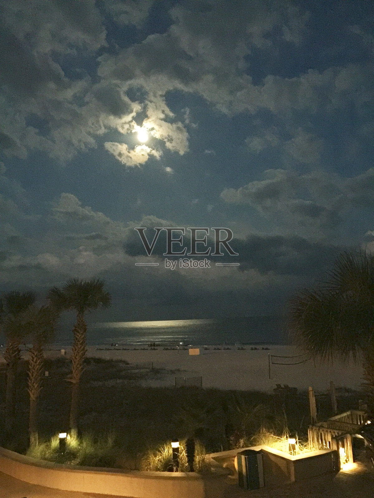 月亮明亮地照在沙滩上照片摄影图片