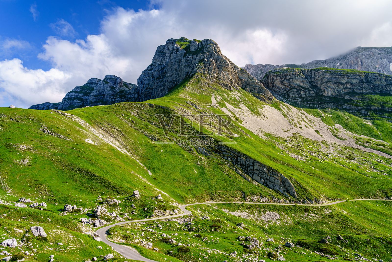 风景秀丽的格里达峰,背景是滚滚的云照片摄影图片