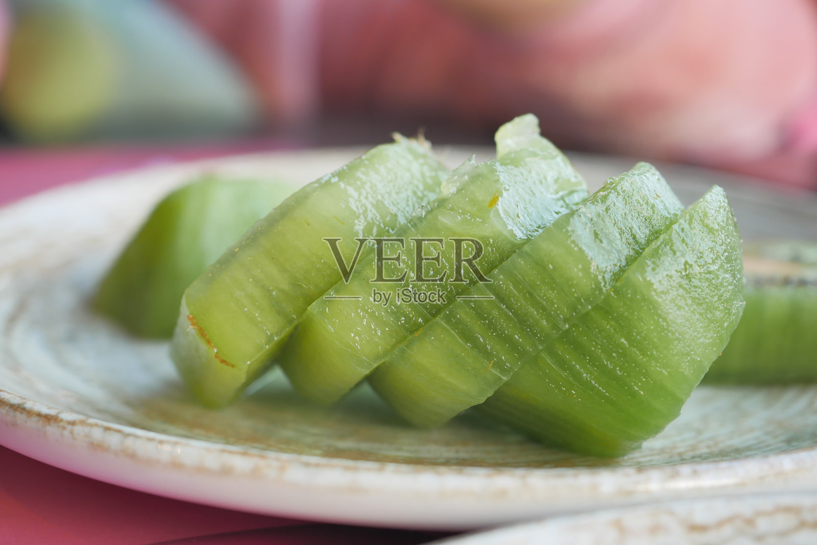 半颗成熟的猕猴桃放在盘子里照片摄影图片