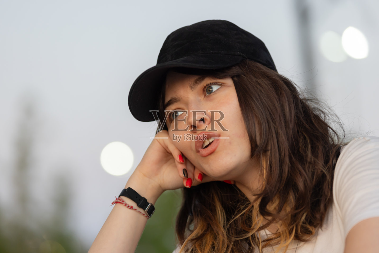 戴黑帽子的年轻女子画像。照片摄影图片