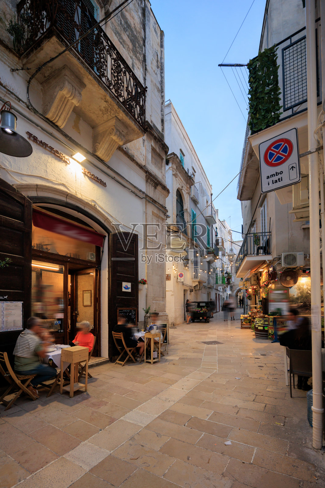 位于普利亚的意大利小镇Monopoli的小巷照片摄影图片