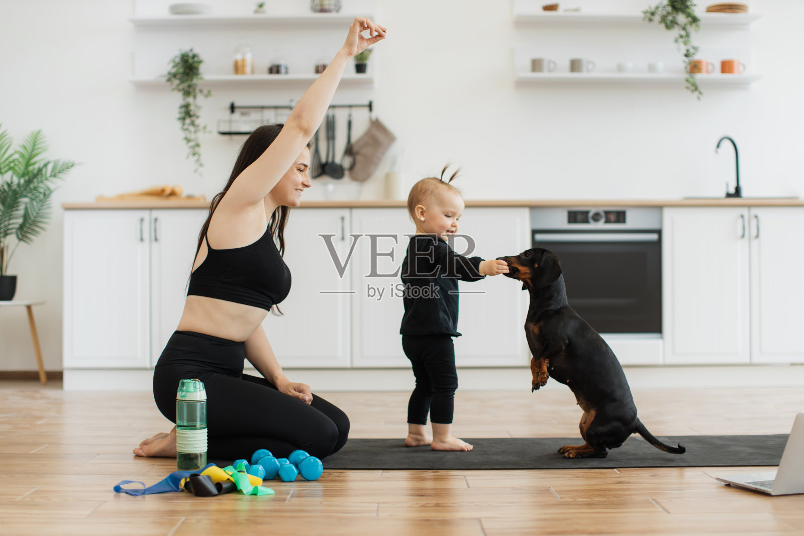 妇女和小孩在室内教宠物喂食照片摄影图片