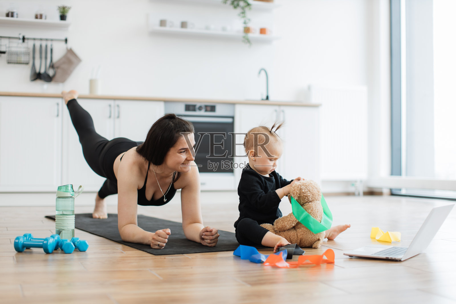 在前臂平板上的女士正在家里和玩具一起享受儿童表演照片摄影图片