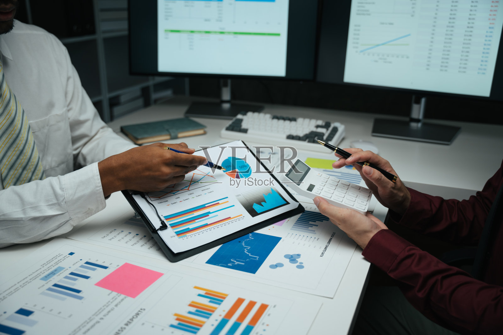 从财务文件报告,办公室概念分析商务人员规划策略。照片摄影图片