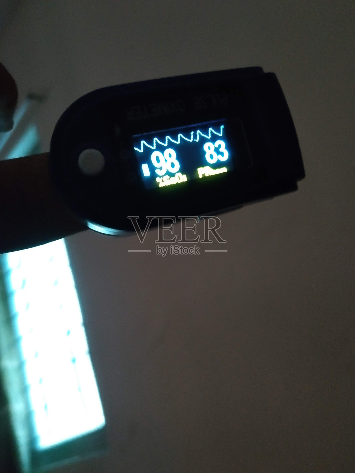 脉搏血氧计显示脉搏和身体的含氧量照片摄影图片