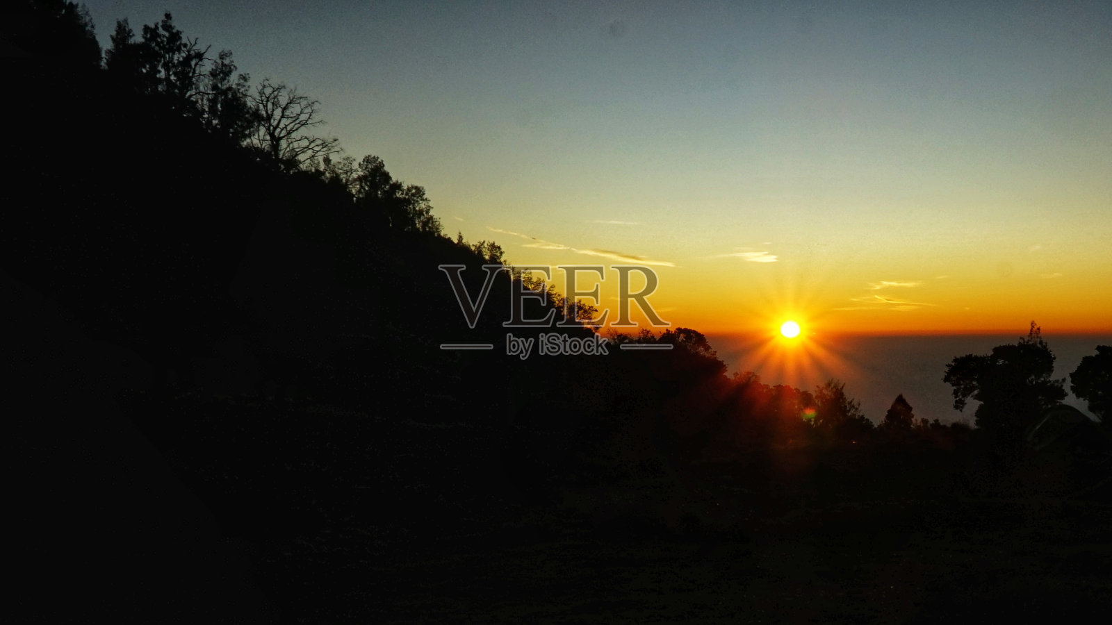 日出在蓝天与自然景观剪影照片摄影图片