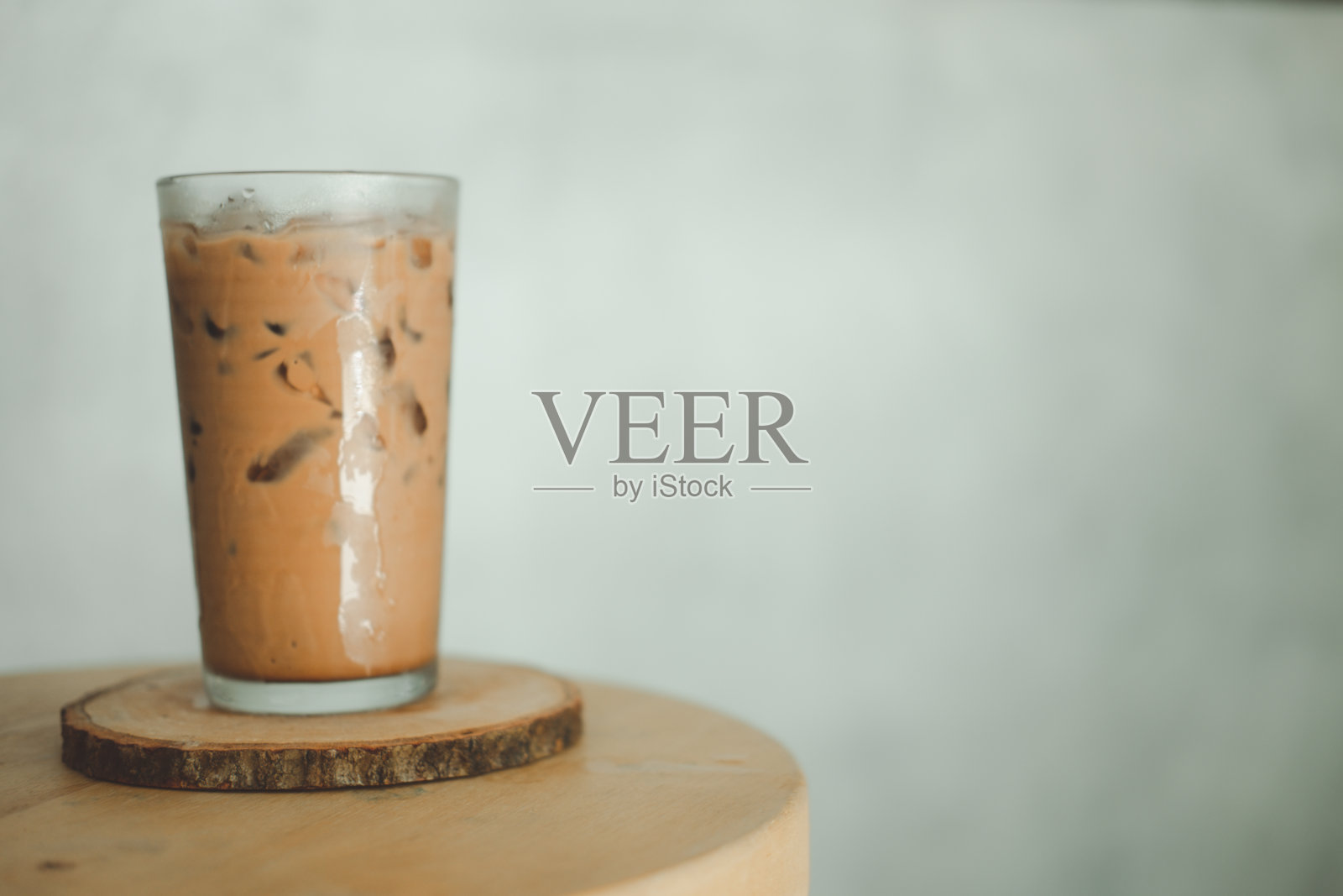 木桌上的杯子里放着冰摩卡咖啡照片摄影图片