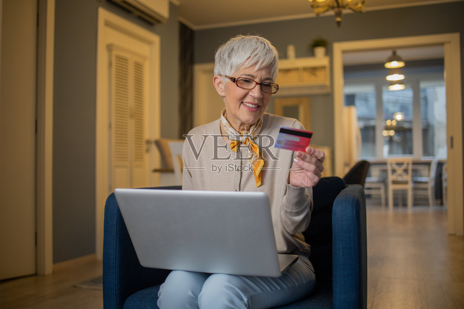 快乐的女人在网上购物照片摄影图片