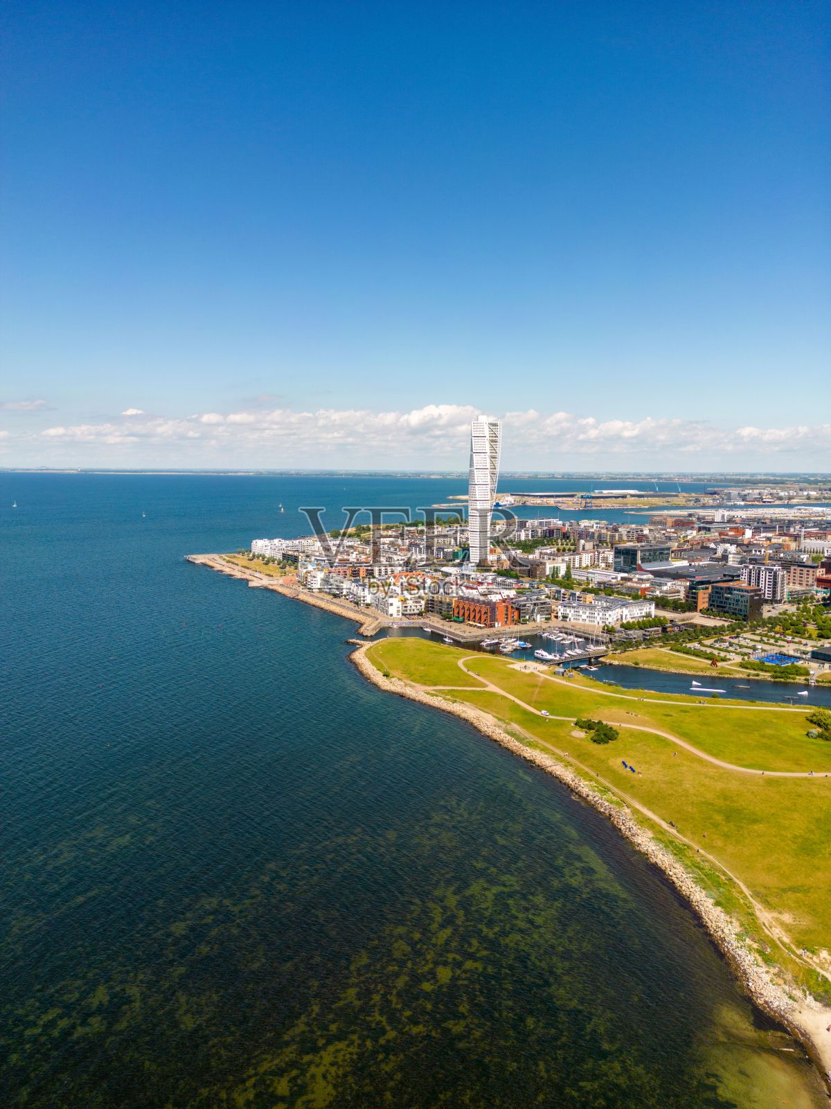 高耸入云——马尔默最高建筑的鸟瞰图照片摄影图片