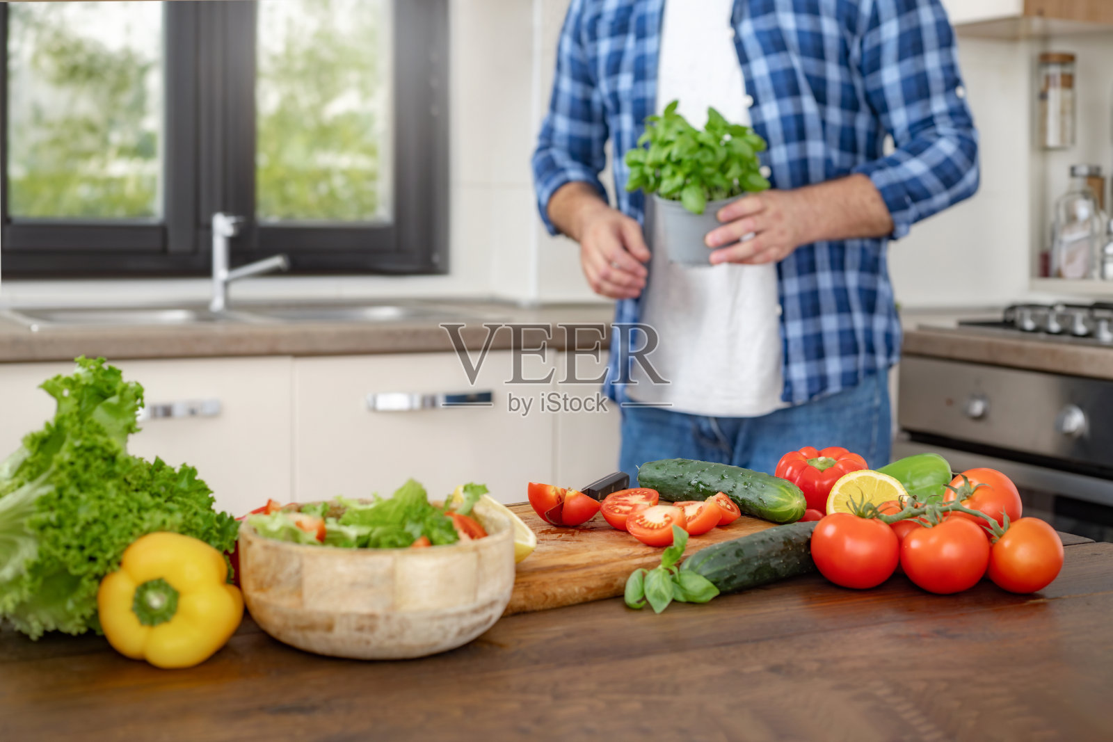 家里的木制厨房餐桌上有新鲜的蔬菜食物照片摄影图片