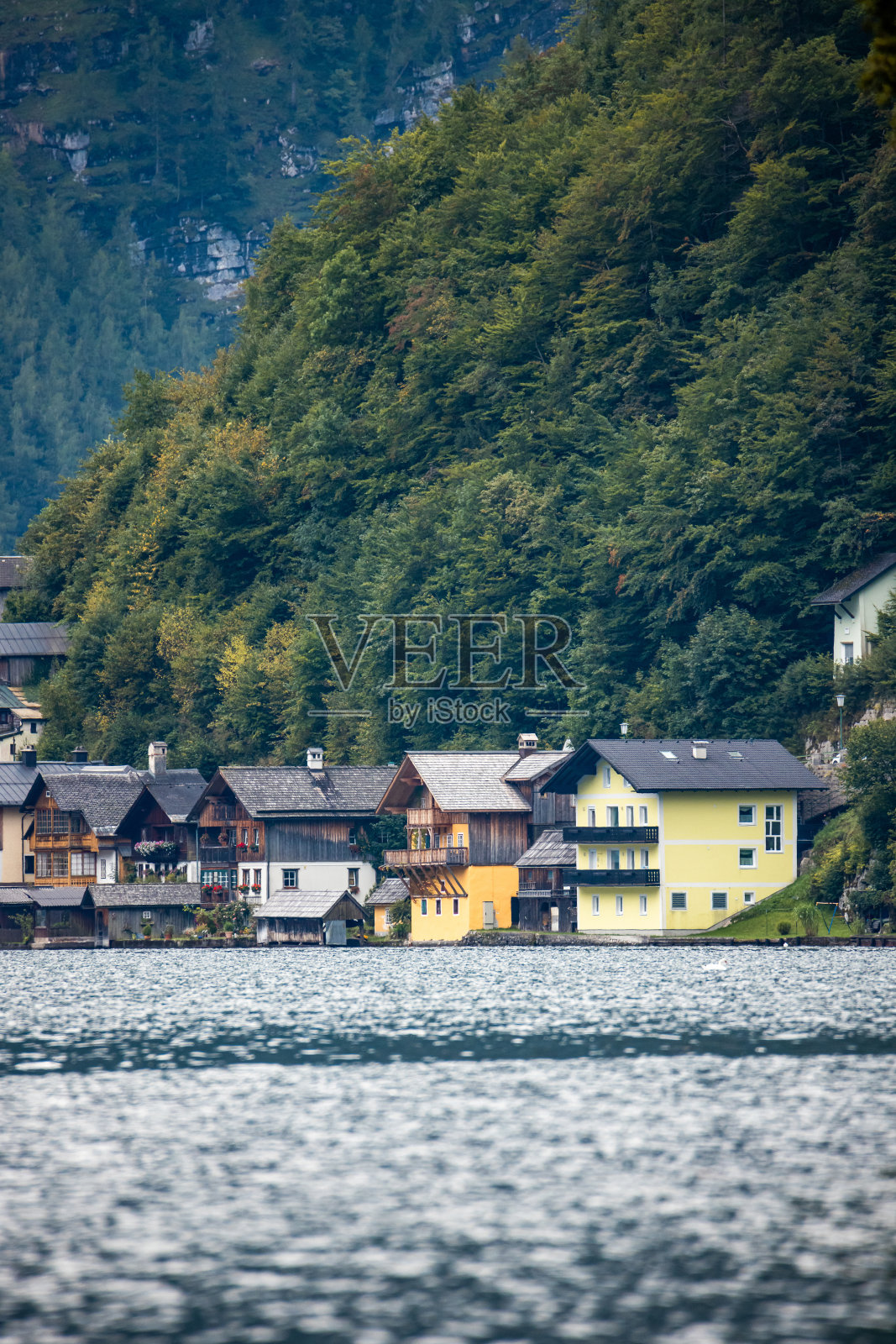 哈尔施塔特,奥地利,从这个古雅的高山村庄的水面上看到的令人惊叹的景色照片摄影图片