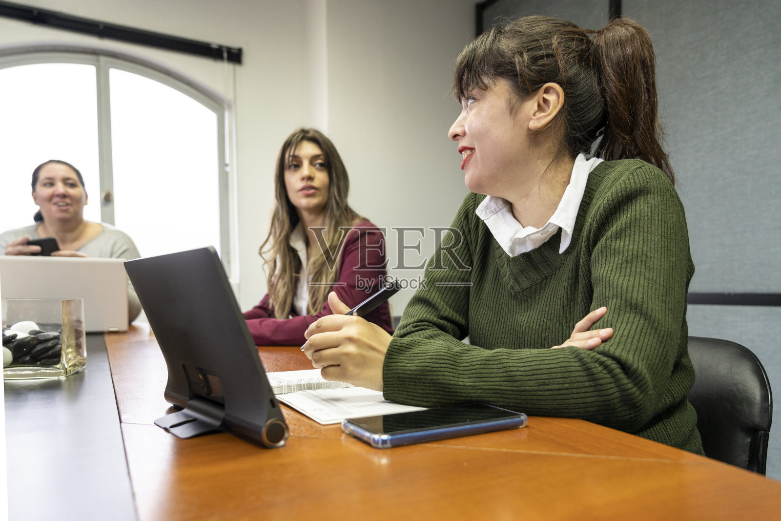 一群员工围坐在办公室会议桌旁讨论头脑风暴照片摄影图片