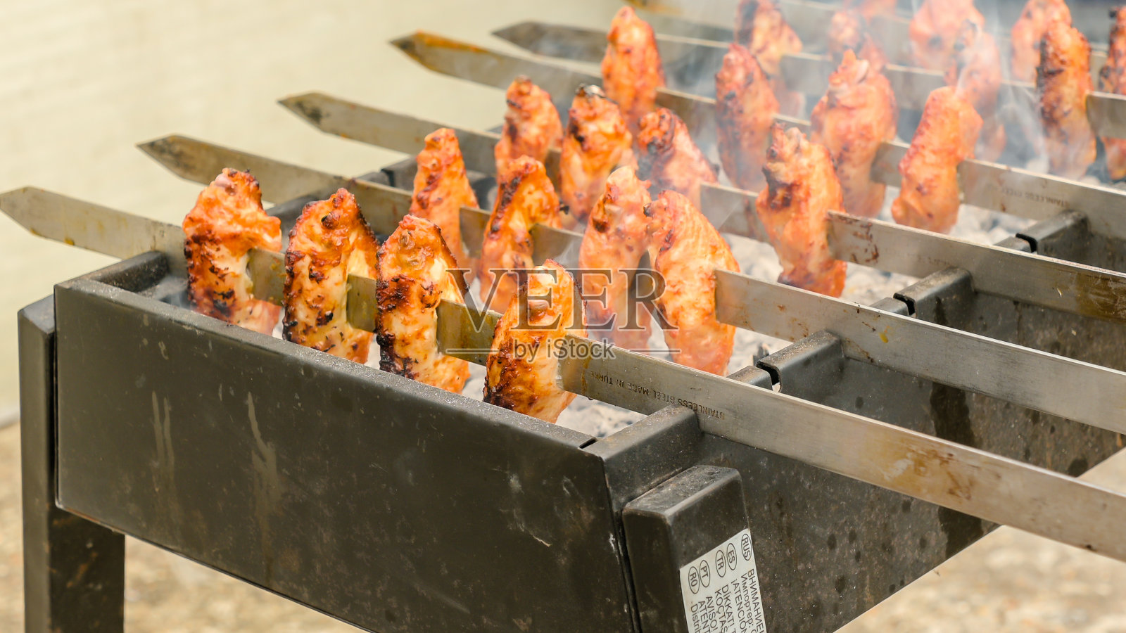烤架上的辣鸡肉串照片摄影图片