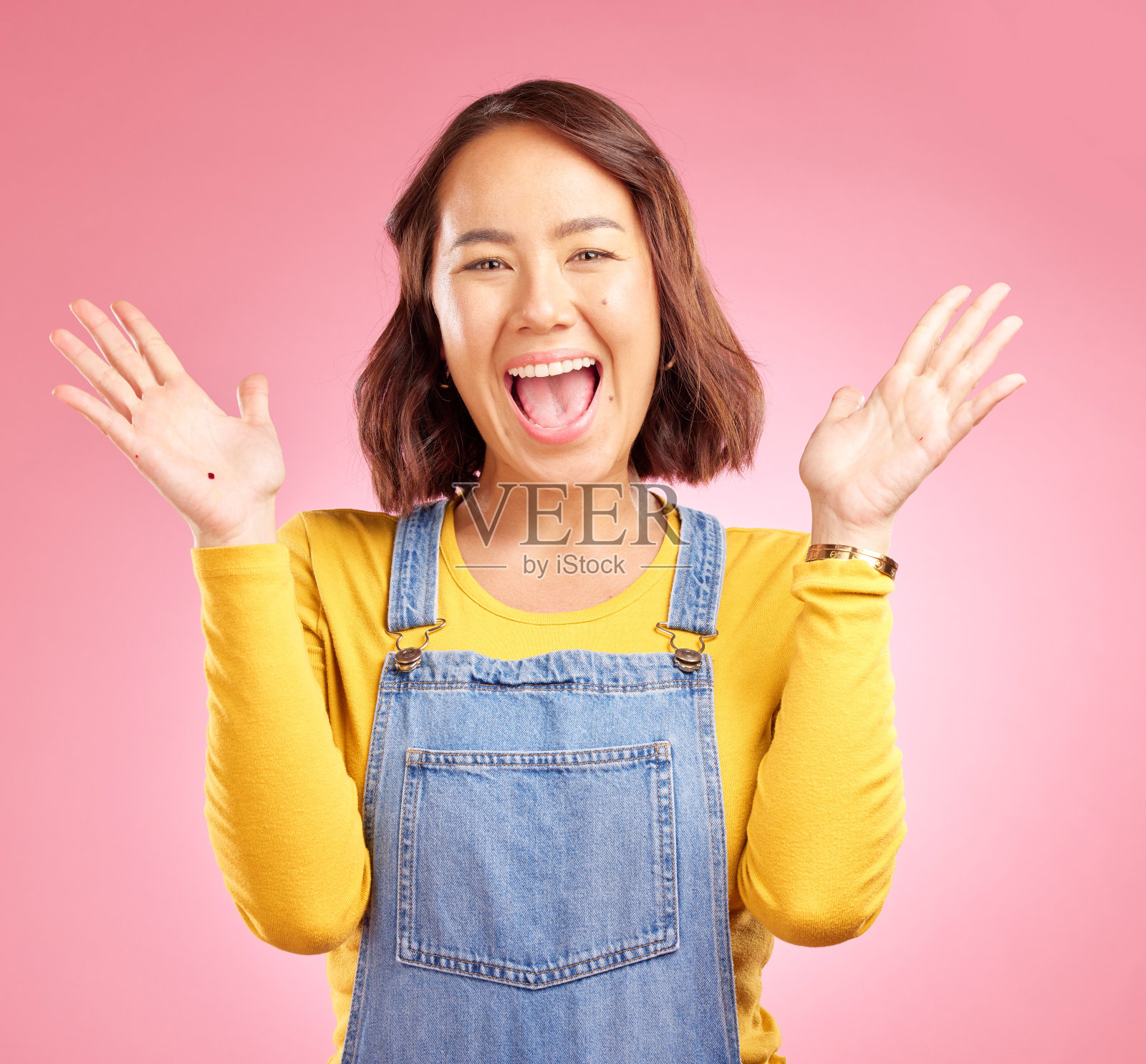 快乐,庆祝和惊喜与女性肖像在工作室的聚会,赢家和动机。哇,自由和奖品,粉红色背景的人欢呼的脸,是的,奖金和兴奋照片摄影图片