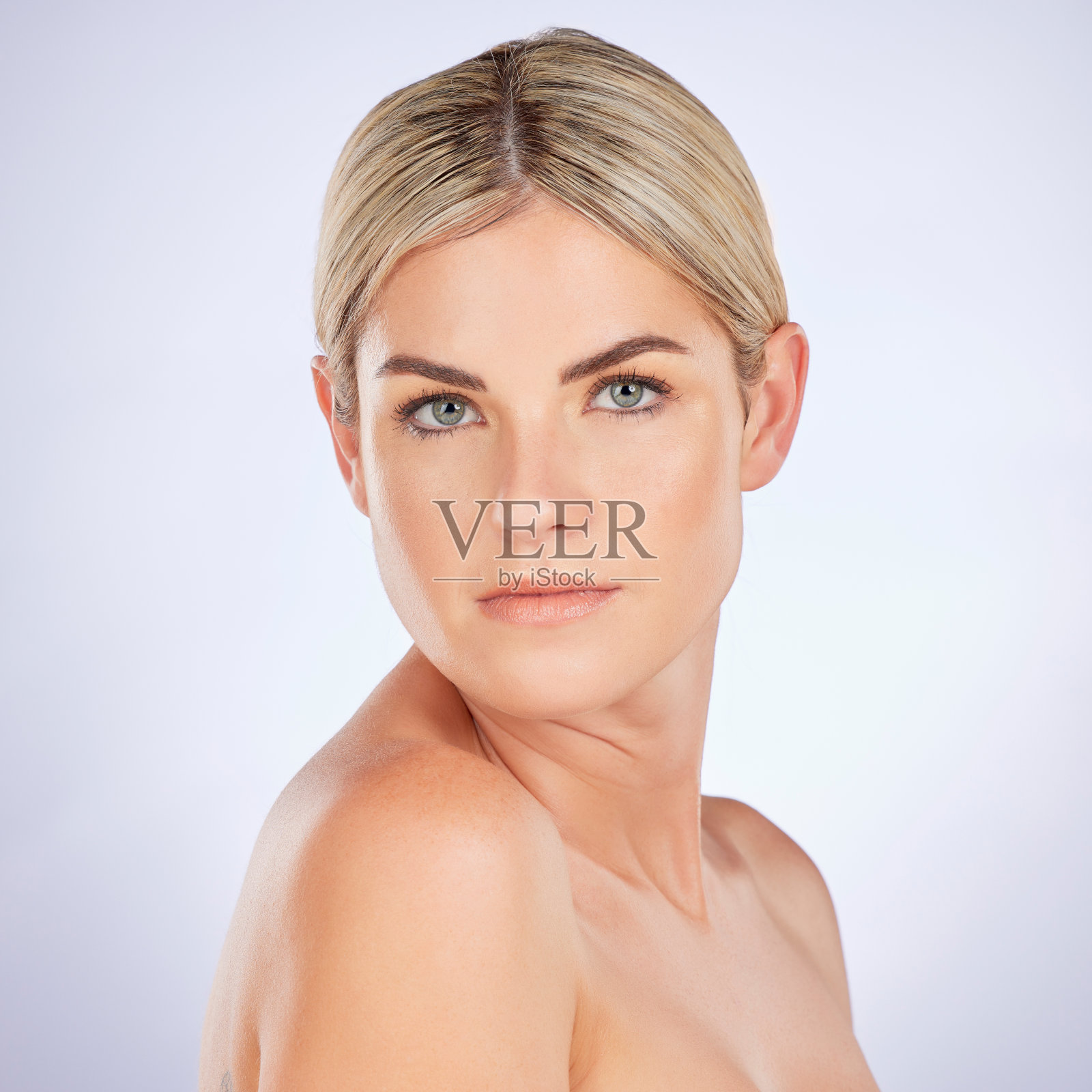 肖像,护肤和女性在工作室化妆,治疗和自然皮肤健康的灰色背景。面部、美容和女性模特放松与皮肤科效果满意和信心照片摄影图片