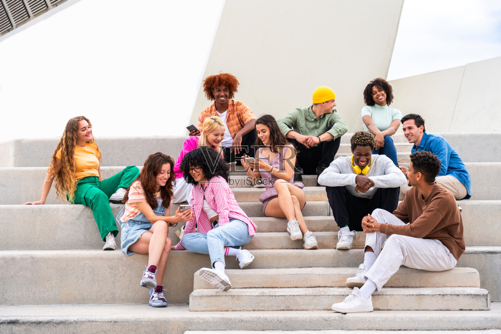 一群多民族的年轻朋友在户外玩耍照片摄影图片