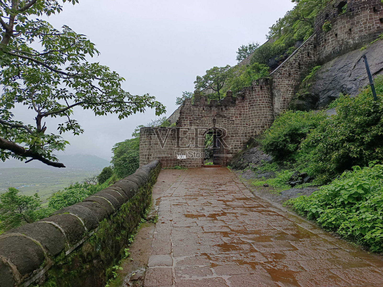 Shivneri堡垒是一座17世纪的军事防御工事,它是马拉地帝国的皇帝和创始人Chhatrapati Shivaji Maharaj的出生地。印度马哈拉施特拉邦的Junnar。照片摄影图片