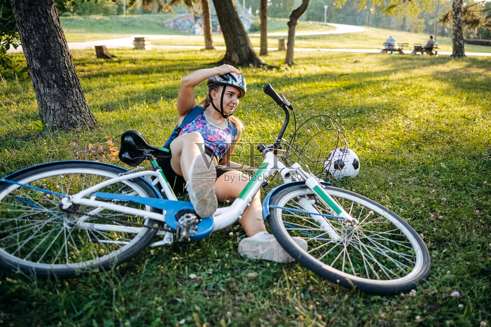 朋友们在公园里骑自行车,摔倒了照片摄影图片
