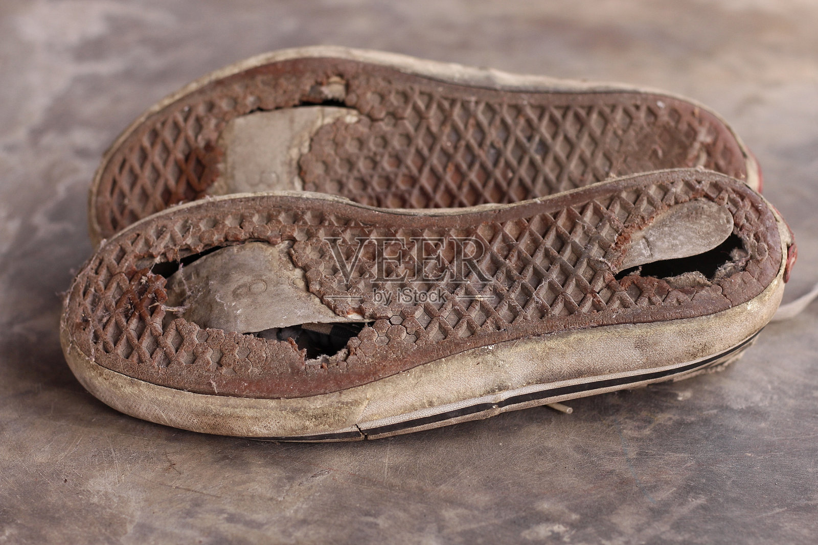 鞋底坏了,有洞照片摄影图片