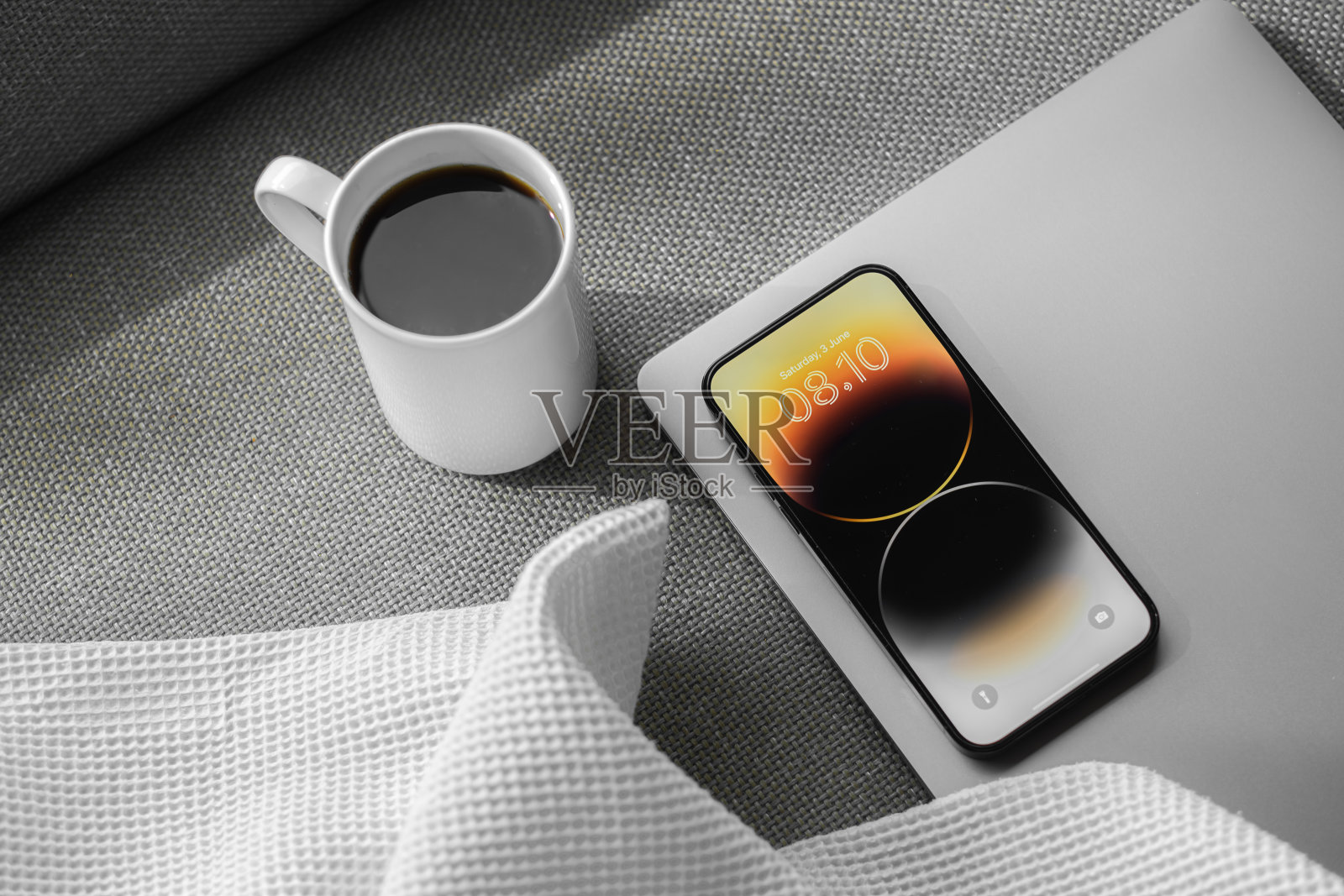 一杯黑咖啡,笔记本电脑和智能手机,上面铺着白布照片摄影图片