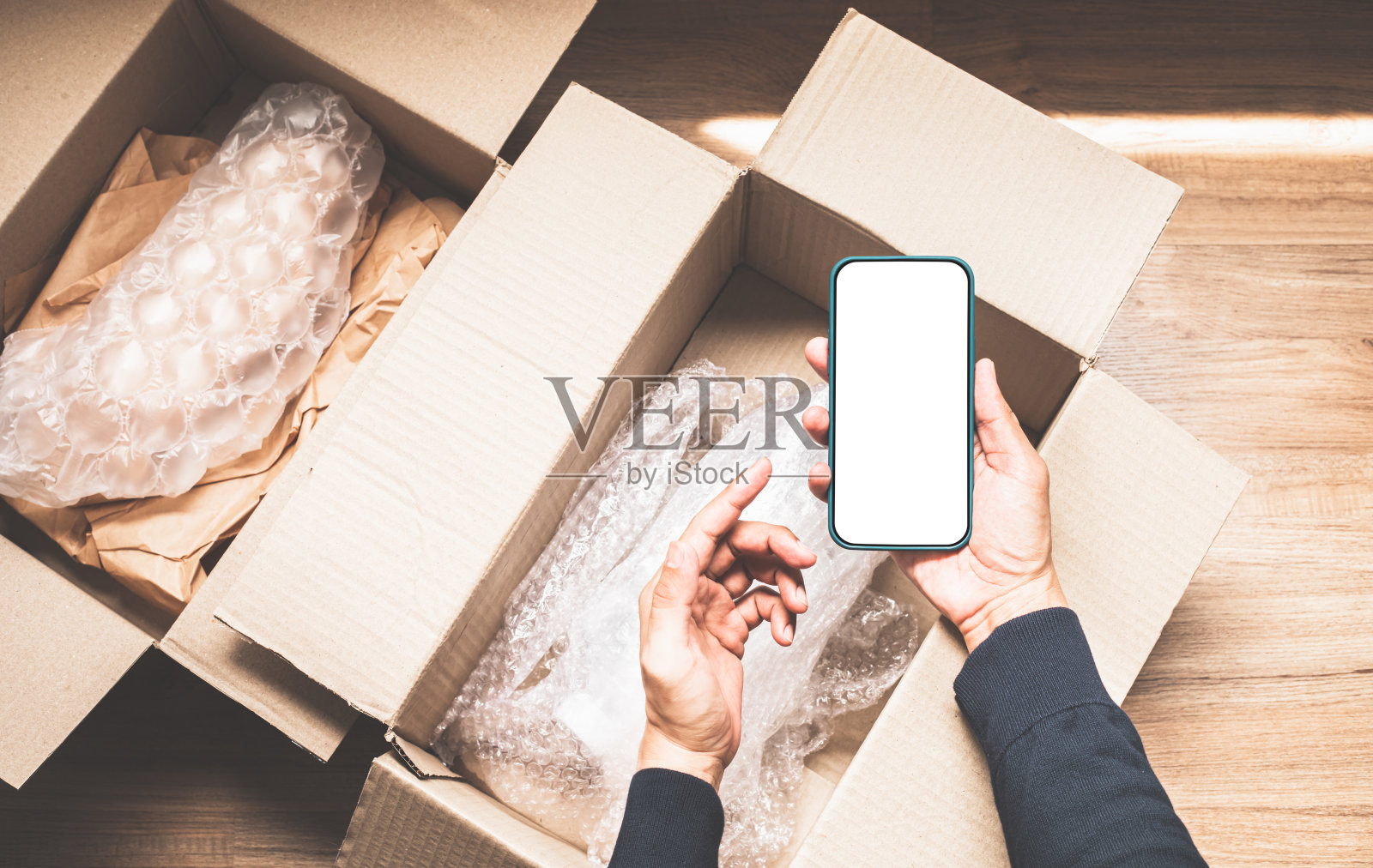 网上购物的概念与人使用的设备,移动和包裹盒包装,交付和运送给客户。经营零售市场或物流网络。照片摄影图片