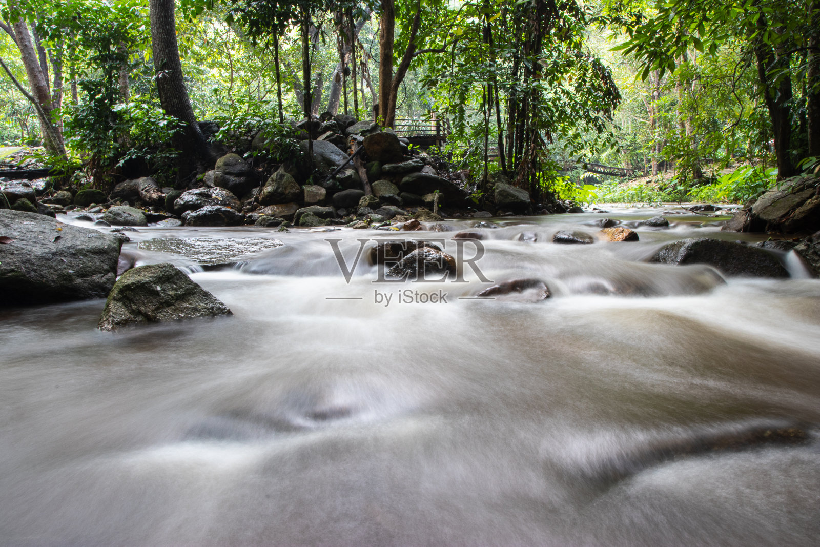 泰国中部丛林中的瀑布和岩石。低快门速度流。照片摄影图片