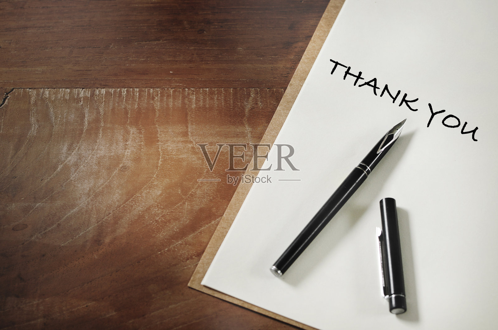 在办公桌上用钢笔写在笔记本上的感谢词照片摄影图片